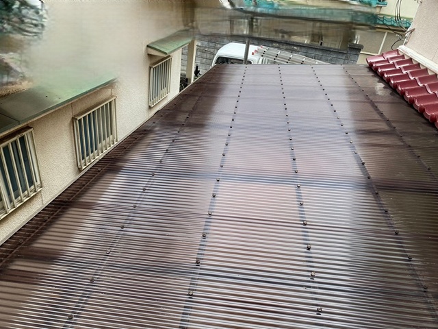 明石市　I様邸　雹被害でカーポート、ベランダ波板が破損し補修でのご依頼により施工させていただきました